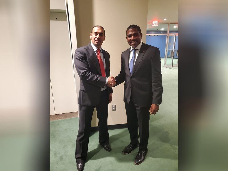 Gurdip Dev Bath shaking hands with a Saint Kitts and Nevis delegate at the United Nations
