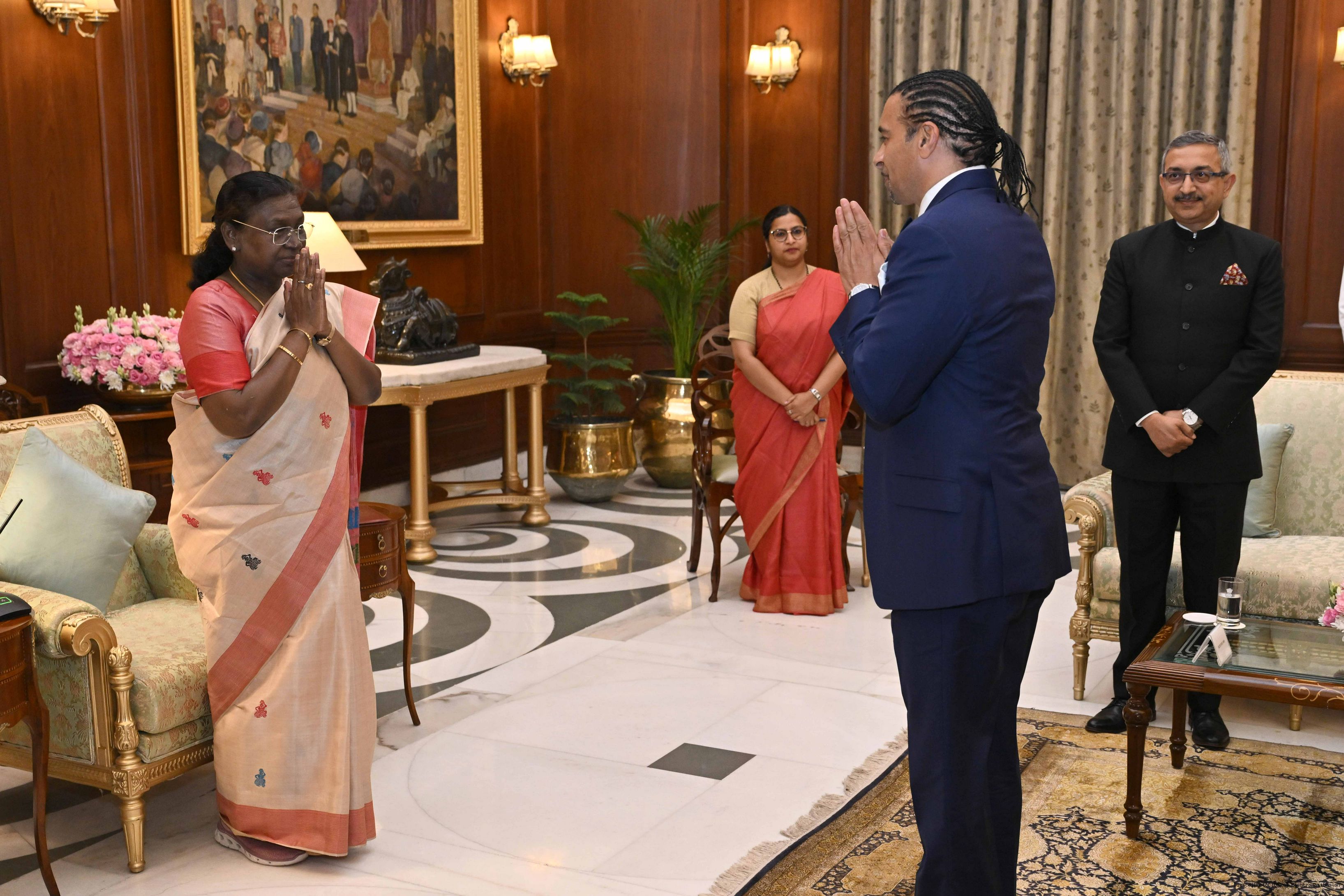 H.E. Gurdip Dev Bath and President Droupadi Murmu greeting one another at Rashtrapati Bhavan